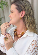 Colar Fiorin com mix de resinas e detalhes em dourado