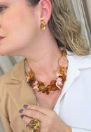 Colar Fiorin com mix de resinas e detalhes em dourado