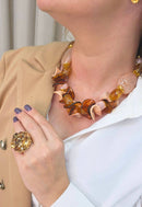 Colar Fiorin com mix de resinas e detalhes em dourado