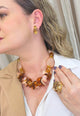Colar Fiorin com mix de resinas e detalhes em dourado