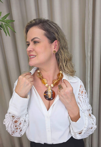 Colar Castro de resinas marrons mesclado e pingente dourado com resina