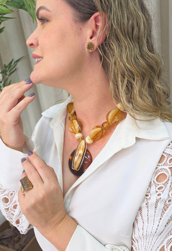 Colar Castro de resinas marrons mesclado e pingente dourado com resina