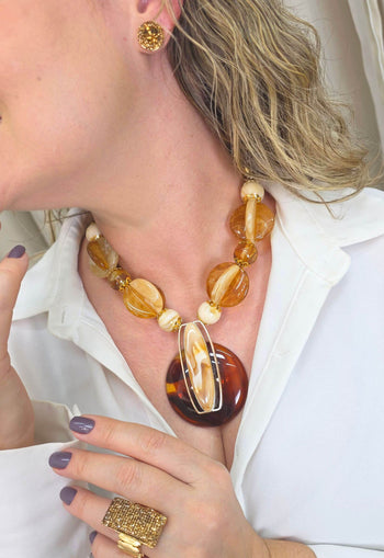 Colar Castro de resinas marrons mesclado e pingente dourado com resina