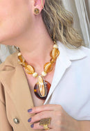 Colar Castro de resinas marrons mesclado e pingente dourado com resina