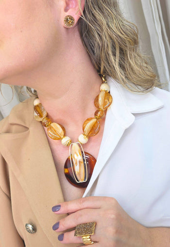 Colar Castro de resinas marrons mesclado e pingente dourado com resina
