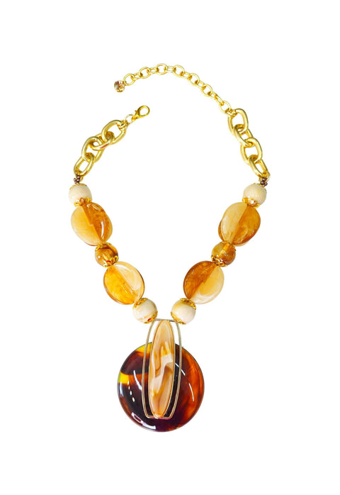 Colar Castro de resinas marrons mesclado e pingente dourado com resina