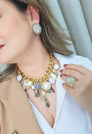 Maxi colar Reinado com mix de pingentes, crucifixo perolas e pedras black diamond banhado no dourado