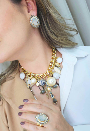 Maxi colar Reinado com mix de pingentes, crucifixo perolas e pedras black diamond banhado no dourado