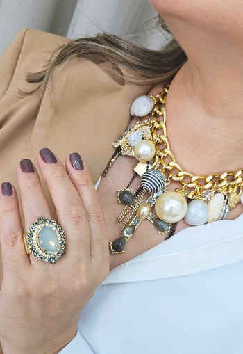 Maxi colar Reinado com mix de pingentes, crucifixo perolas e pedras black diamond banhado no dourado