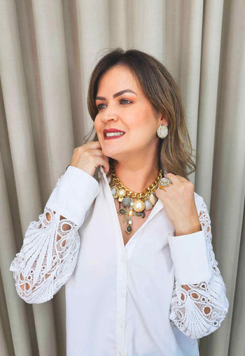 Maxi colar Reinado com mix de pingentes, crucifixo perolas e pedras black diamond banhado no dourado