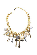 Maxi colar Reinado com mix de pingentes, crucifixo perolas e pedras black diamond banhado no dourado