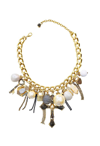 Maxi colar Reinado com mix de pingentes, crucifixo perolas e pedras black diamond banhado no dourado