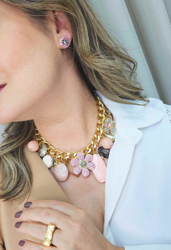 Colar Pétala com pingente de flor e pedras rosa e black diamond banhado no dourado