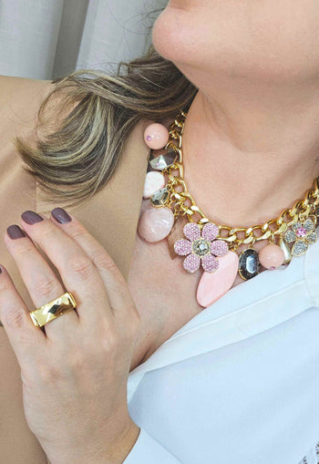 Colar Pétala com pingente de flor e pedras rosa e black diamond banhado no dourado