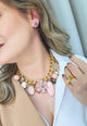 Colar Pétala com pingente de flor e pedras rosa e black diamond banhado no dourado