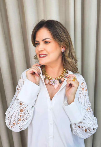 Colar Pétala com pingente de flor e pedras rosa e black diamond banhado no dourado