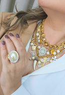 Maxi colar Zena gold com mix de pingentes pedras cristais e douradas