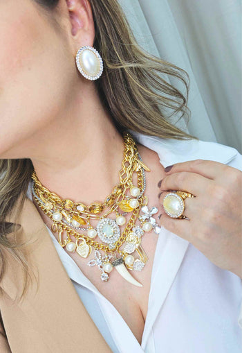 Maxi colar Zena gold com mix de pingentes pedras cristais e douradas