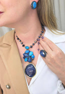 Colar Melodia de pedras azul com pingente dourado e ouro velho