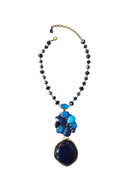 Colar Melodia de pedras azul com pingente dourado e ouro velho