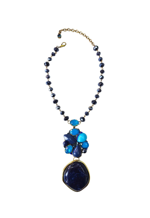 Colar Melodia de pedras azul com pingente dourado e ouro velho