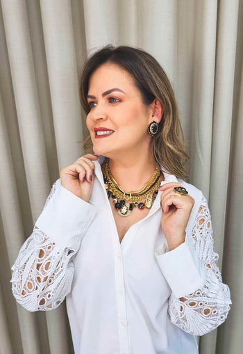 Maxi colar Kenza com mix de pingentes, pedras pretas e animal print e correntes douradas e preta