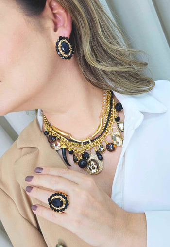 Maxi colar Kenza com mix de pingentes, pedras pretas e animal print e correntes douradas e preta