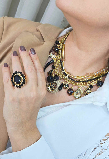 Maxi colar Kenza com mix de pingentes, pedras pretas e animal print e correntes douradas e preta