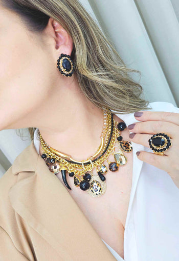 Maxi colar Kenza com mix de pingentes, pedras pretas e animal print e correntes douradas e preta