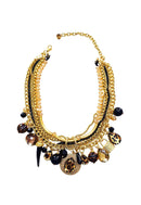 Maxi colar Kenza com mix de pingentes, pedras pretas e animal print e correntes douradas e preta