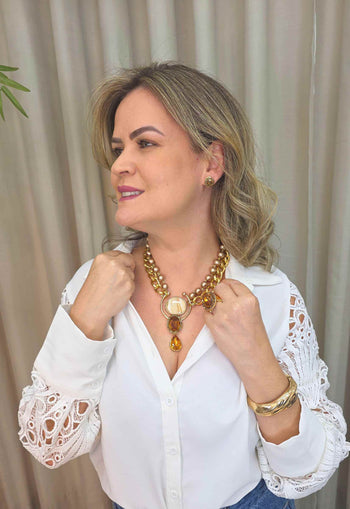 Colar Andressa: Clássico de Pérolas com Pingente Geométrico de Resina no Dourado | Estilo Atemporal