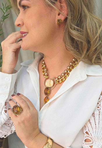 Colar Andressa: Clássico de Pérolas com Pingente Geométrico de Resina no Dourado | Estilo Atemporal