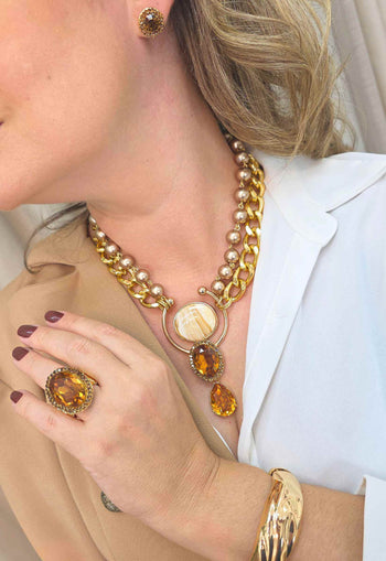 Colar Andressa: Clássico de Pérolas com Pingente Geométrico de Resina no Dourado | Estilo Atemporal