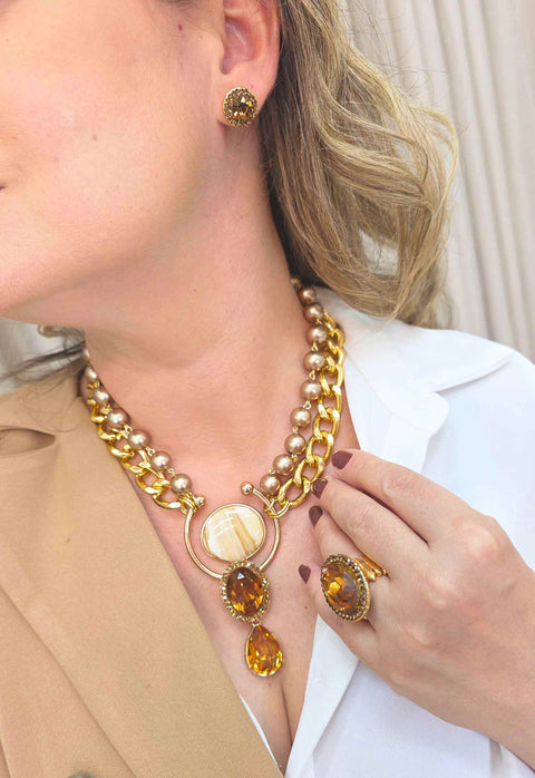 Colar Andressa: Clássico de Pérolas com Pingente Geométrico de Resina no Dourado | Estilo Atemporal