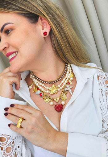 Colar Festa de Gala com mix de pingentes, coração de pedras vermelhas e pérolas banhado no dourado
