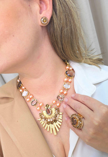 Maxi Colar Vicentina: Moda Festa com Pingente de Pedras Peach e Marrom no Dourado | Design By Sahara