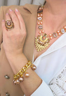 Maxi Colar Vicentina: Moda Festa com Pingente de Pedras Peach e Marrom no Dourado | Design By Sahara