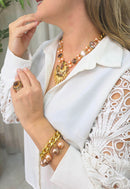 Maxi Colar Vicentina: Moda Festa com Pingente de Pedras Peach e Marrom no Dourado | Design By Sahara