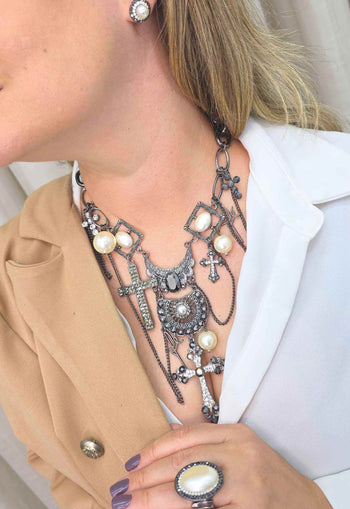 Maxi Colar Reflexo com Pingente de Crucifixo e Strass Cristal Banhado no Grafite