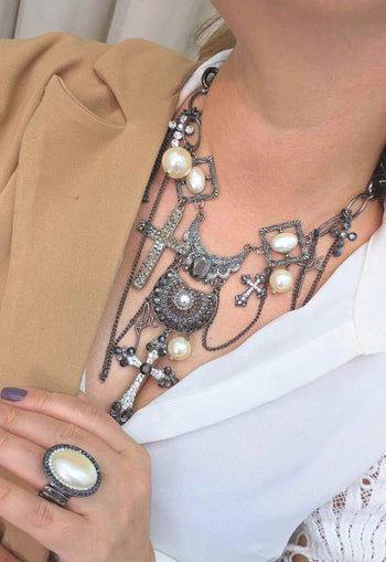Maxi Colar Reflexo com Pingente de Crucifixo e Strass Cristal Banhado no Grafite