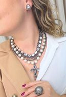 Maxi colar Kendra com pingente de crucifixo de pedras e mix de perolas e elos grafites