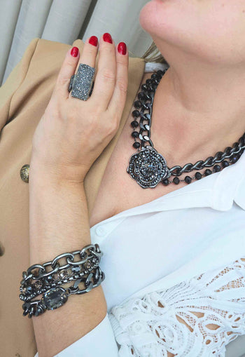 Colar de flor Realeza Mística banhado no grafite com pedras hematite