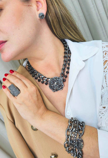 Colar de flor Realeza Mística banhado no grafite com pedras hematite