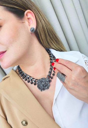 Colar de flor Realeza Mística banhado no grafite com pedras hematite