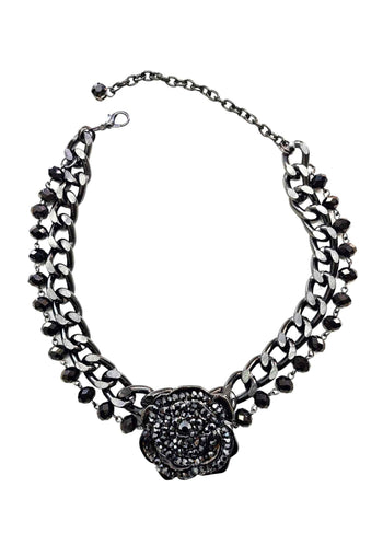 Colar de flor Realeza Mística banhado no grafite com pedras hematite