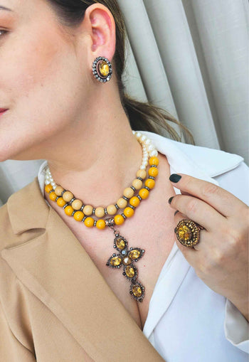 Colar Herança com pingente de crucifixo de pedras marrom e perolas