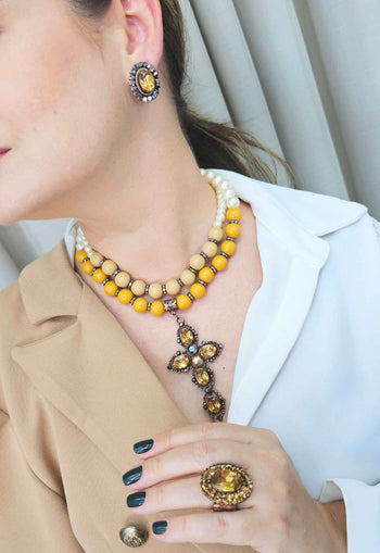 Colar Herança com pingente de crucifixo de pedras marrom e perolas