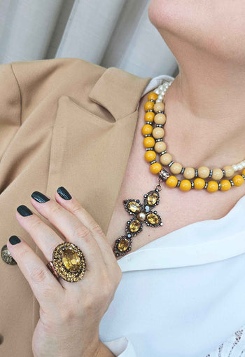 Colar Herança com pingente de crucifixo de pedras marrom e perolas