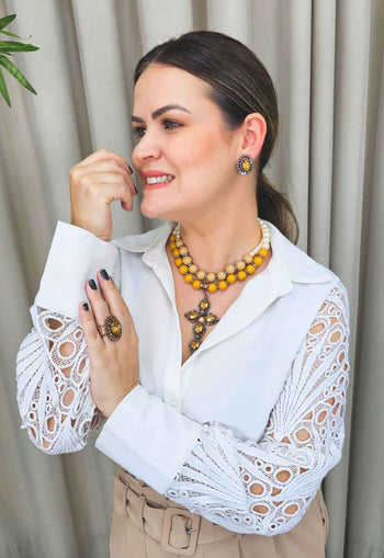 Colar Herança com pingente de crucifixo de pedras marrom e perolas