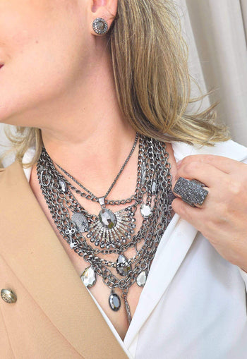 Maxi Colar Assunção: Mix de Correntes, Pedras Hematite e Black Diamond no Grafite | Design By Sahara